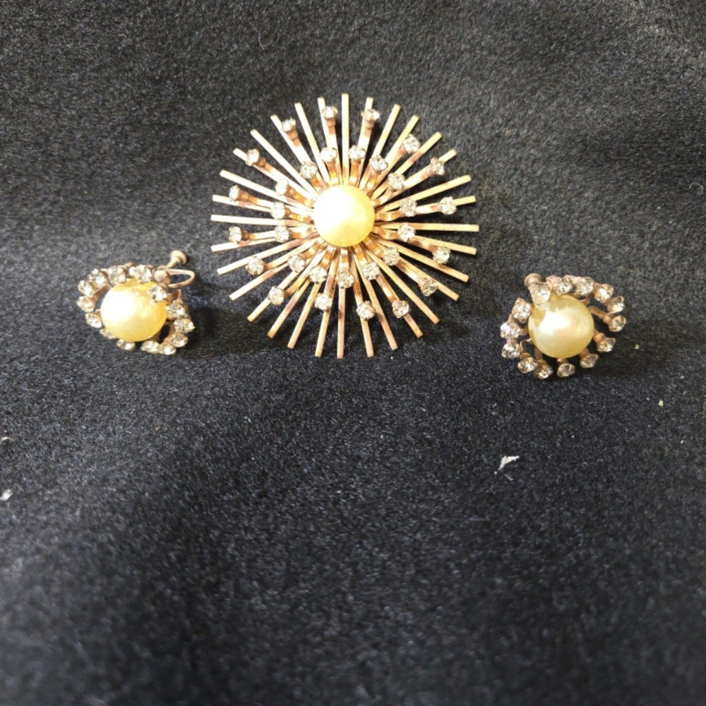 Sparkling Vintage Faux Pearl Cabochon Rhinestone Sunburst Brooch & earrings